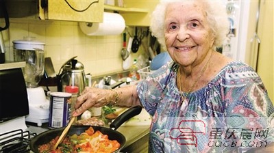 87岁的海伦・格里格斯正在为丈夫准备菜肴。