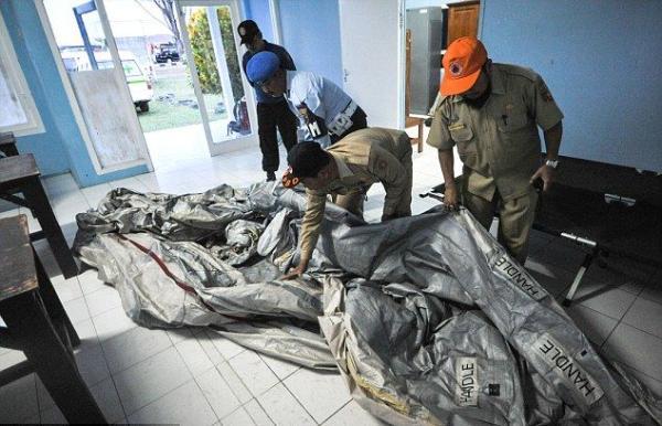 印尼确认飞机残骸地点 发现三具遗体手拉手